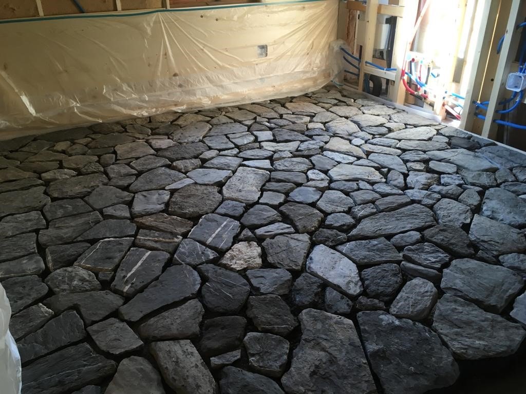 Küche Nr. 2: neue Natursteinplatten während der Verlegung, noch vor dem Verfugen.