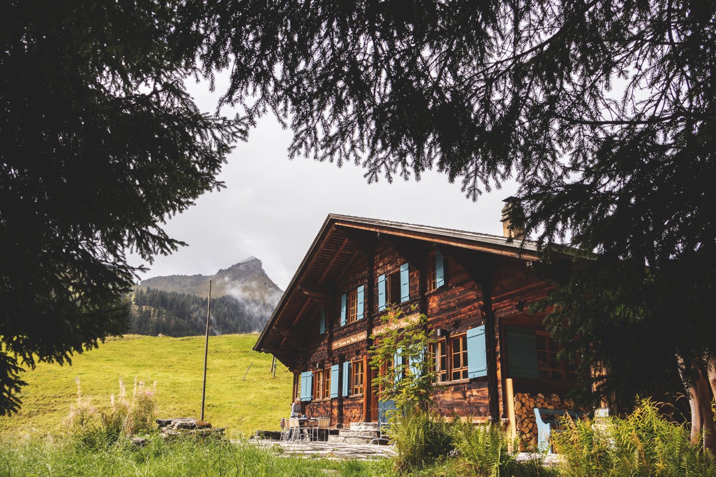 Berghaus Steinenberg in der Landschaft mit blauen Fensterläden