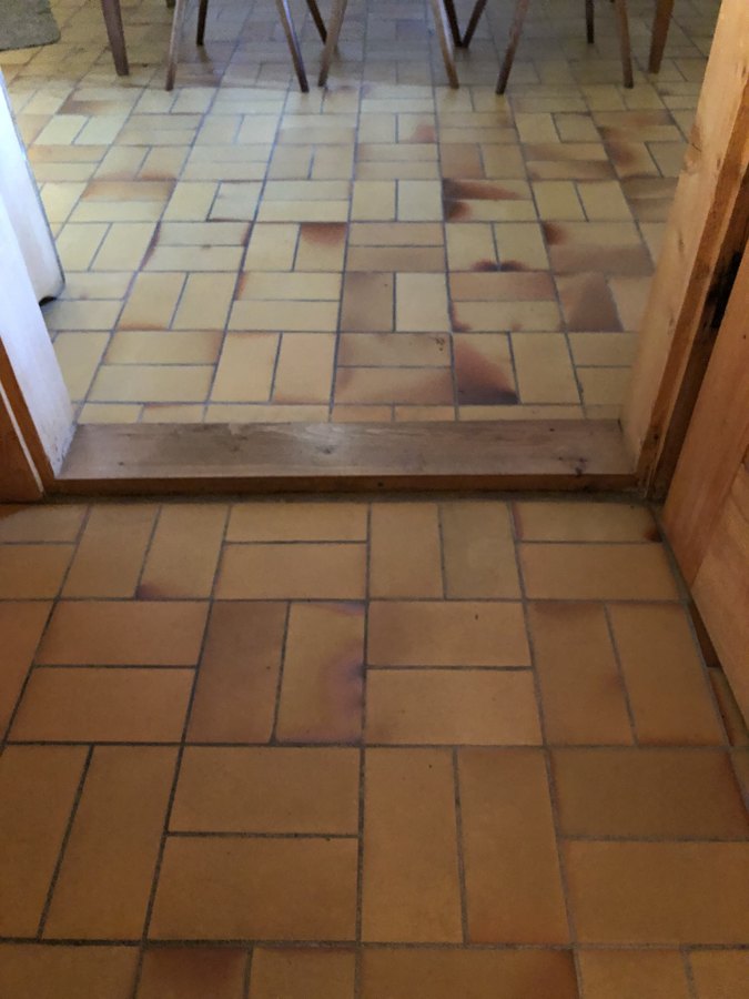 Küche Nr. 2: Tonplatten über dem beim Rückbau entdeckten älteren Natursteinboden.