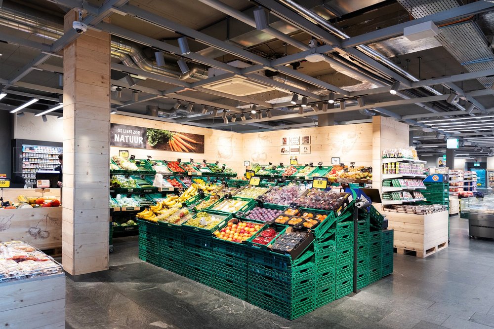 Verkaufsraum von Coop Brittnau mit Gemüseauslage und sichtbaren technischen Anlagen unter der Decke