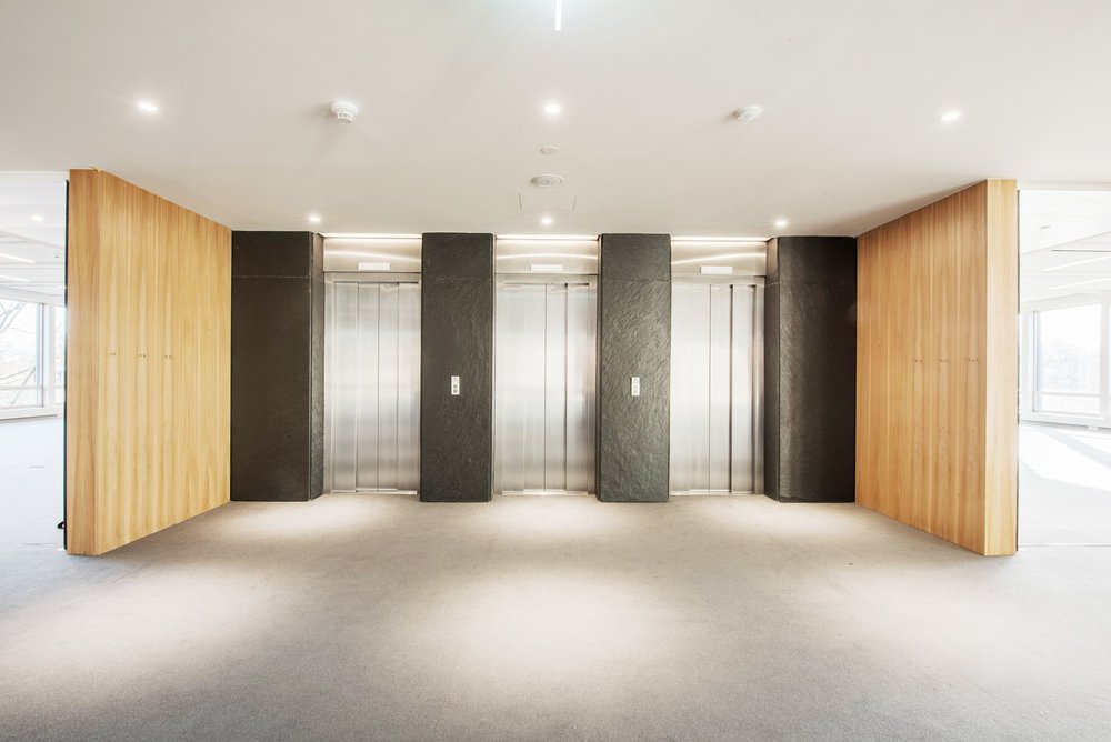 Wiederverwendete Schieferplatten am Lift