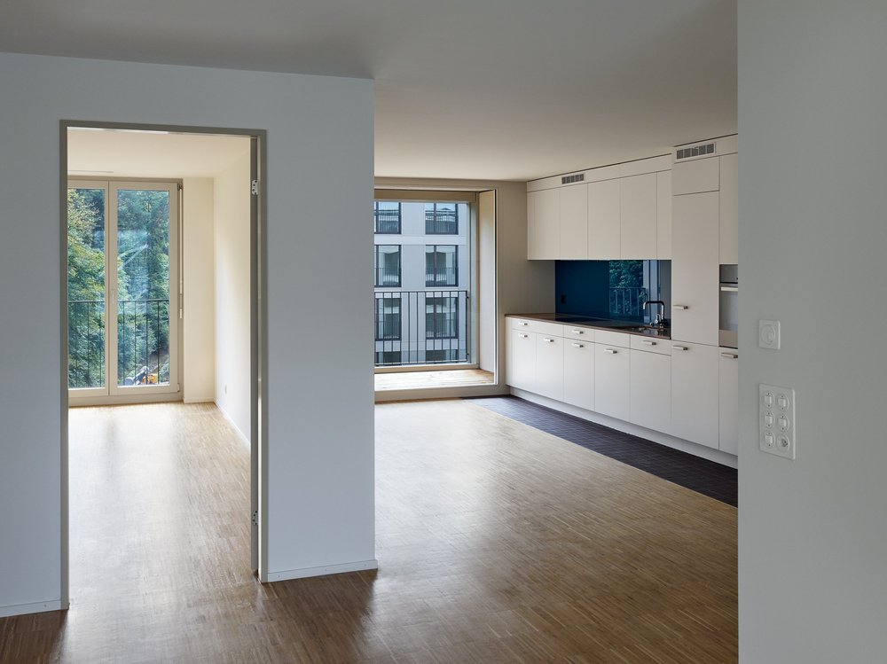 Wohnzimmer mit Blick in Schlafzimmer und Küche