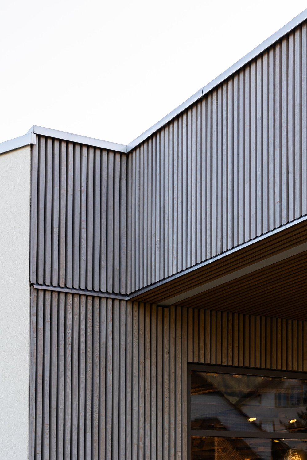 Detail der erneuerten Holzfassade von Coop Brittnau. Foto: Nina Glahé.