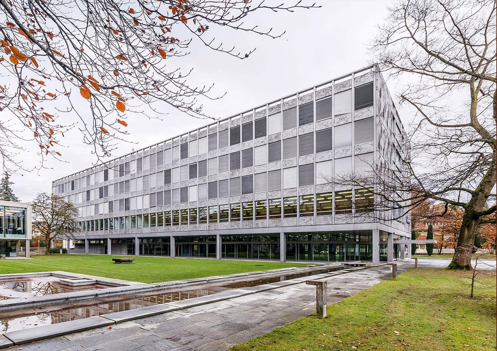 Bürogebäude vom Garten aus gesehen