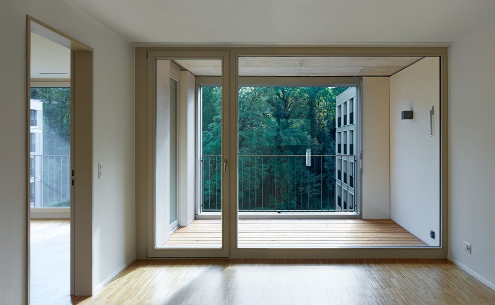 Greencity-Wohnraum mit Loggia und angrenzendem Schlafzimmer
