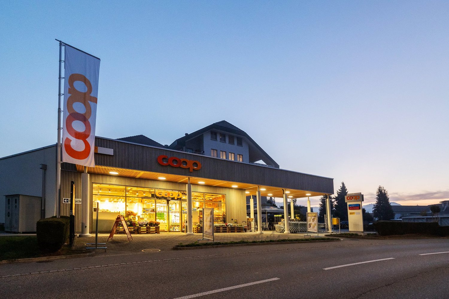 Coop Brittnau, Eingang mit Holzlamellen und Pfosten-Riegel-Fassade