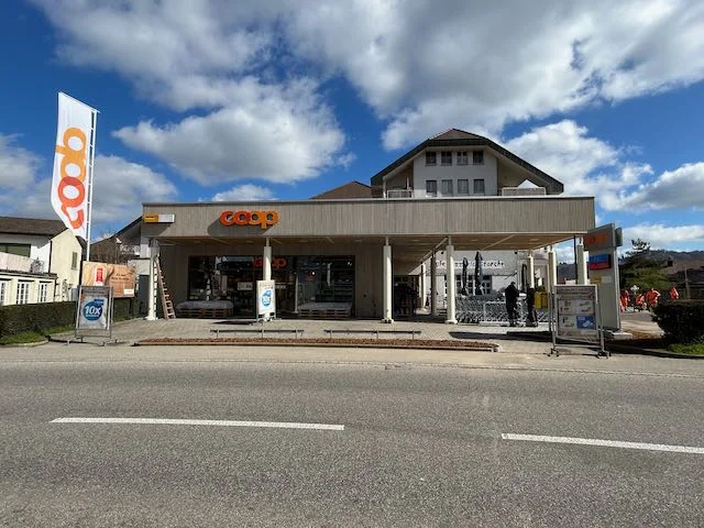 Die Filiale im Zusammenhang mit Strasse und Kundenzugang