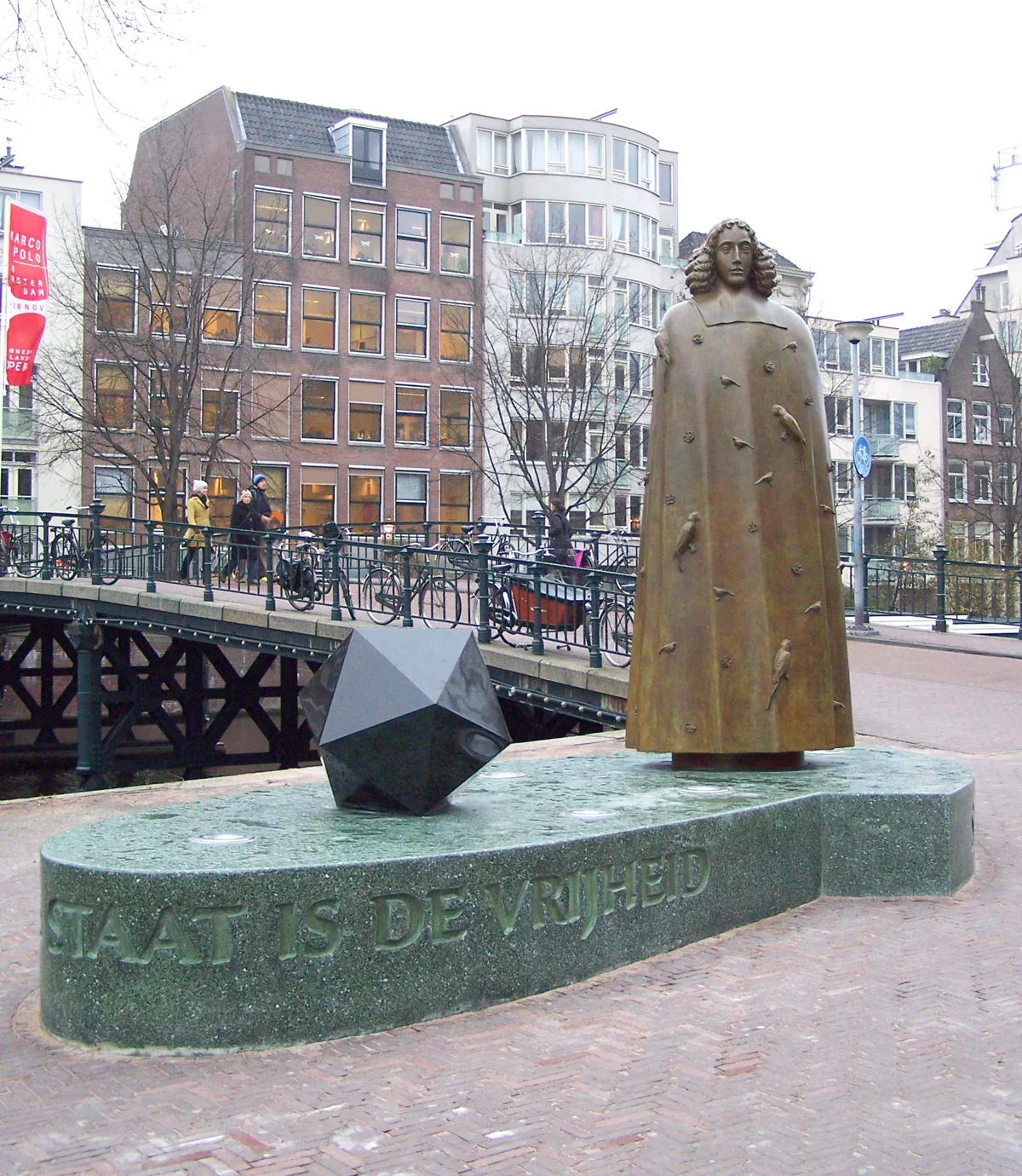 Spinoza-Denkmal von Nicolas Dings am Zwanenburgwal in Amsterdam, mit Sockel und Stadtumgebung